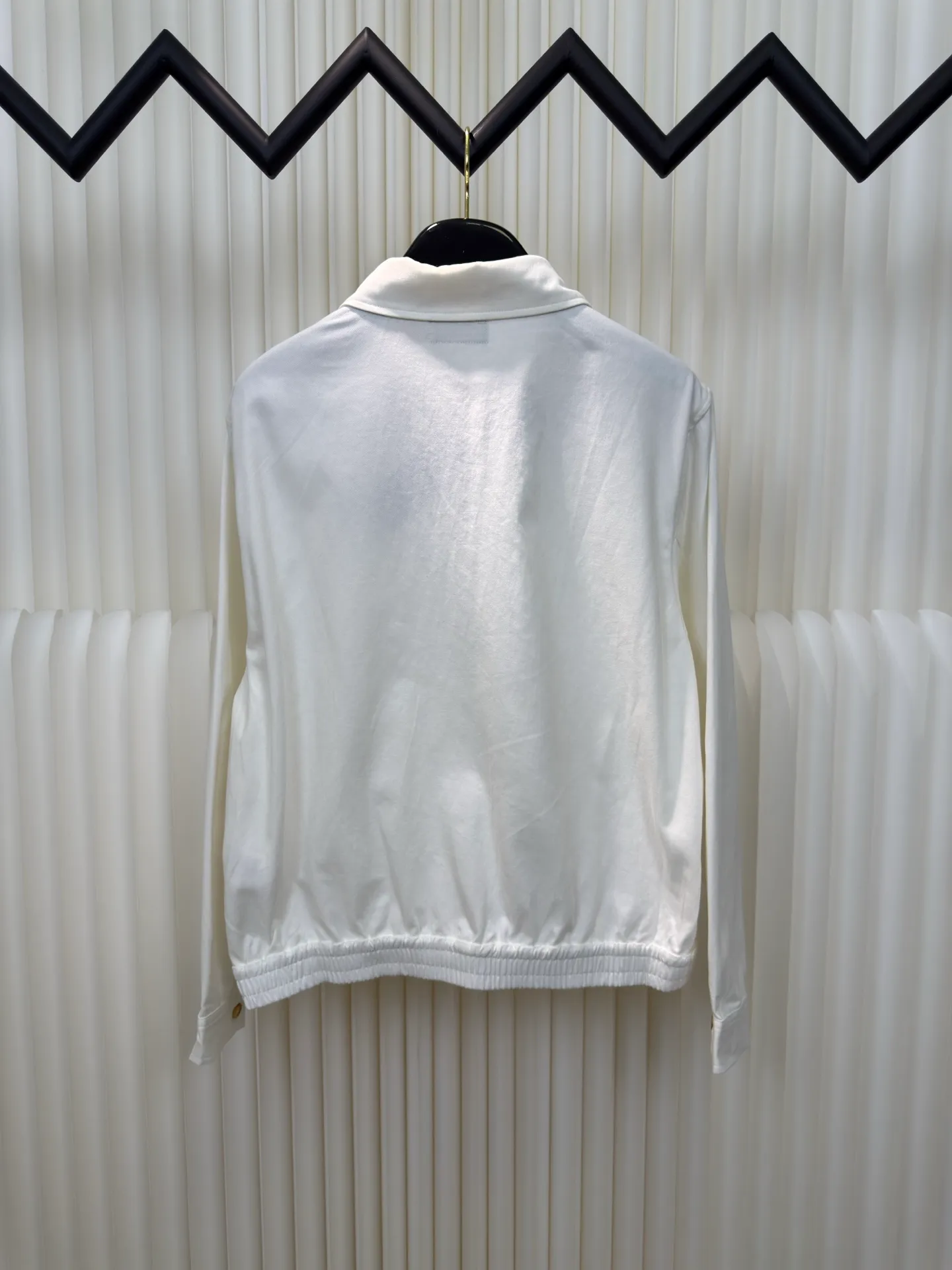 P490 Ralph Lauren embroidered zipper jacket. Customized cloud-velvet white twill cotton. Soft and silky. Comfortable against the skin. Dressed in pure white. Exuding innate elegance. Exquisite indigo pony logo embellished with it. Fully recognizable. Bringing a breath of freedom and vitality. Pure and smart color symphony. Reconstructing classics with neat silhouettes. Defining modern relaxation with versatile genes. Using imported machine embroidery technology. Using advanced computer control systems and precision mechanical components. Realize the iconic pony embroidery operation with high precision and smooth and delicate lines. Template machine bag opening. Preset templates guide the position, shape and size of the bag opening. Accuracy ensures the quality of the bag opening effect. The hem is made in one go using a three-needle waist-drawing machine. The elastic band and fabric are sewn together in the same process using the machine's special needle position and feeding mechanism. The three-needle design is stronger and can evenly distribute pressure to ensure that the elastic band and the fabric are tightly fitted. The fabrics have been washed. Better feel and texture, not easy to deform, not easy to shrink, not easy to fade, maintain long-term beauty, size: S M L XL